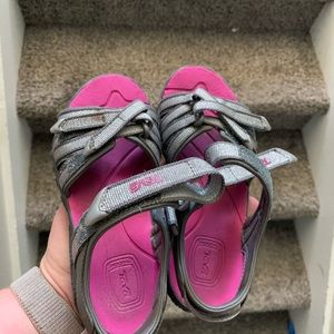 Girls tevas